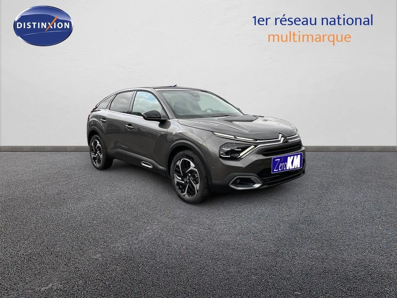 Citroën C4 2024 gris platinium métal vue 3/4 avant avec jantes biton et calandre distinctive lumineuse LED