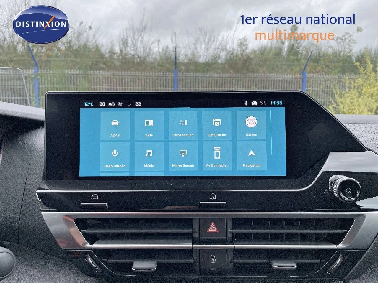 Écran tactile central du tableau de bord de la Citroën C4 2024 affichant les options de climatisation et navigation.