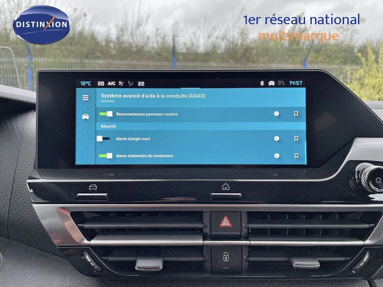 Écran tactile central affichant les aides à la conduite dans l'habitacle d'une Citroën C4 gris platinium 2024.