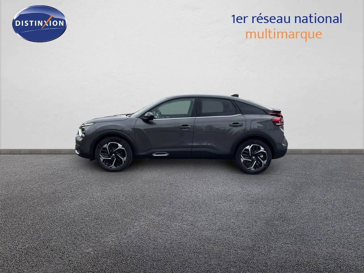 Profil côté gauche d'une Citroën C4 2024 gris platinium métal avec jantes biton et toit noir contrasté.