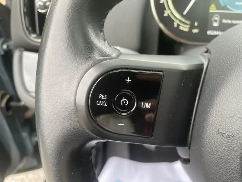Gros plan sur les commandes de régulateur de vitesse du volant noir d'une MINI Countryman Cooper 136 gris 2021.