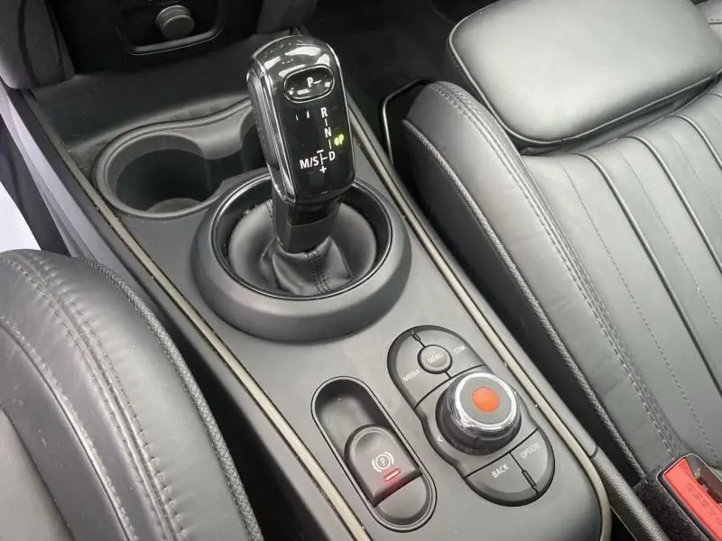 Gros plan sur la console centrale grise du MINI Countryman Cooper 136 2021, avec levier de boîte auto et commandes.