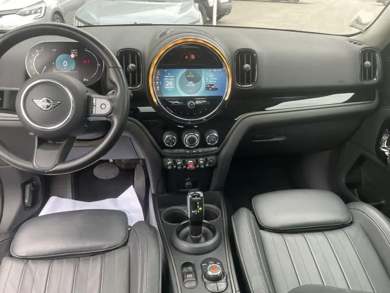 Intérieur de MINI Countryman Cooper 136 2021, vue frontale sur tableau de bord avec écran circulaire et volant noir.