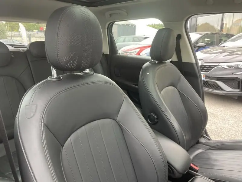 Vue intérieure sur les sièges avant en cuir noir de la MINI Countryman Cooper 136 gris, mettant en valeur le confort et les finitions.