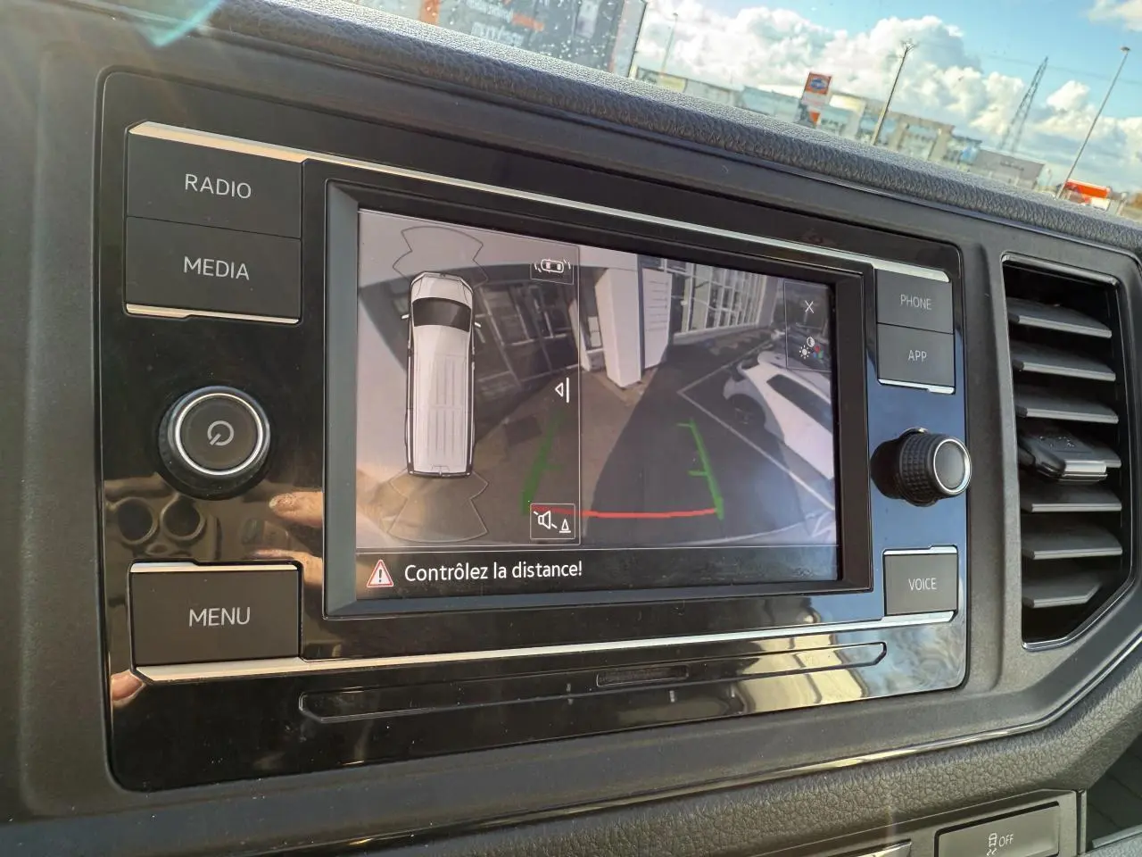 Écran central du Volkswagen Crafter 35 L3H3 2.0 TDI 2023 montrant la caméra de recul avec vue arrière et guidage de trajectoire.