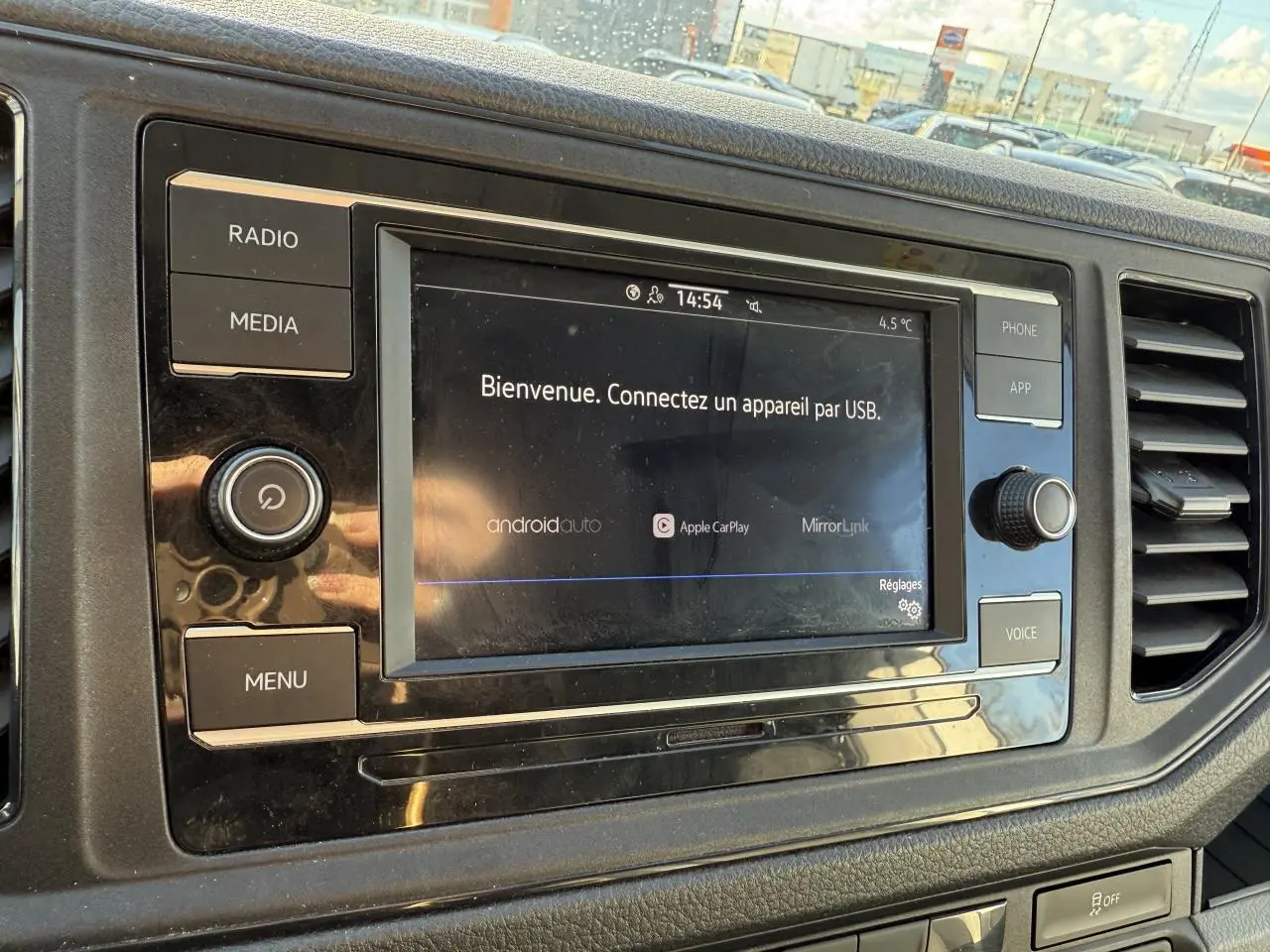 Écran tactile multimédia du Volkswagen Crafter Fourgon 2023, affichant la connexion USB avec options Android Auto et Apple CarPlay.