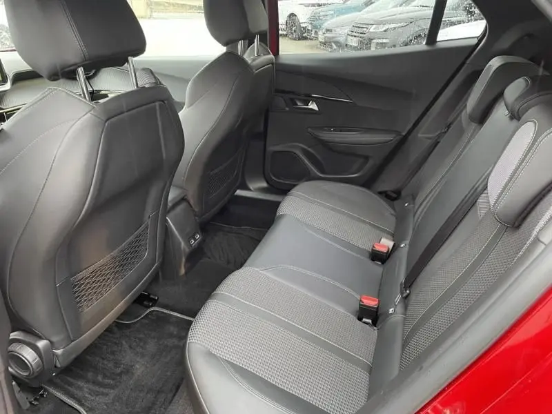 Vue intérieure arrière côté droit du Peugeot 2008 130 GT-LINE 2022 rouge métal, montrant les sièges en cuir noir et tissu gris.