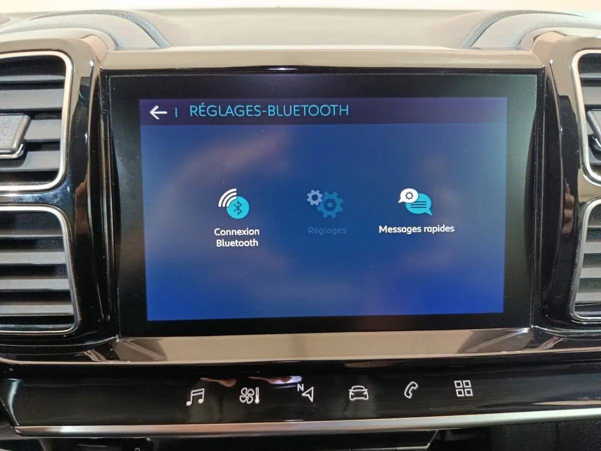 Écran tactile central du tableau de bord du Citroën C5 Aircross Hybrid blanc, affichant les réglages Bluetooth.