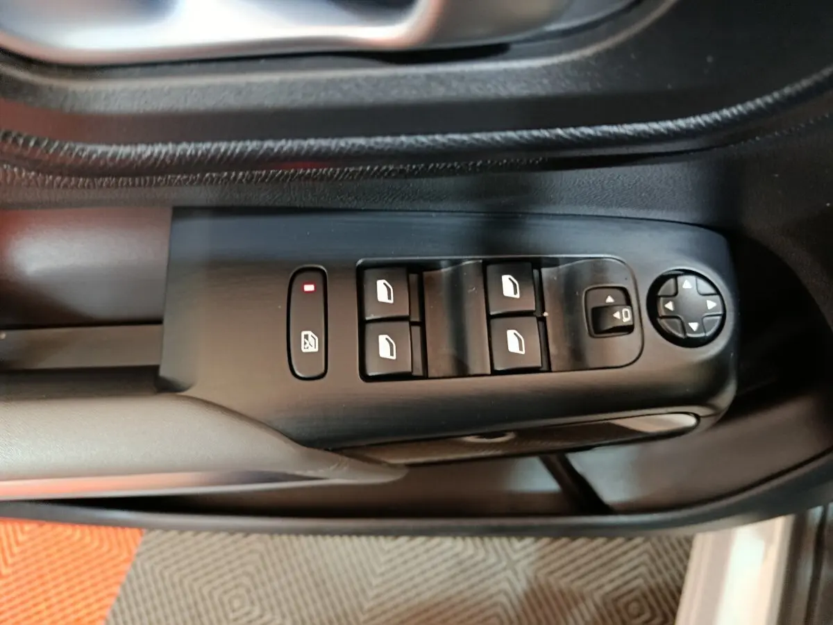 Gros plan sur la commande des vitres électriques et rétroviseurs côté conducteur du Citroën C5 Aircross blanc.
