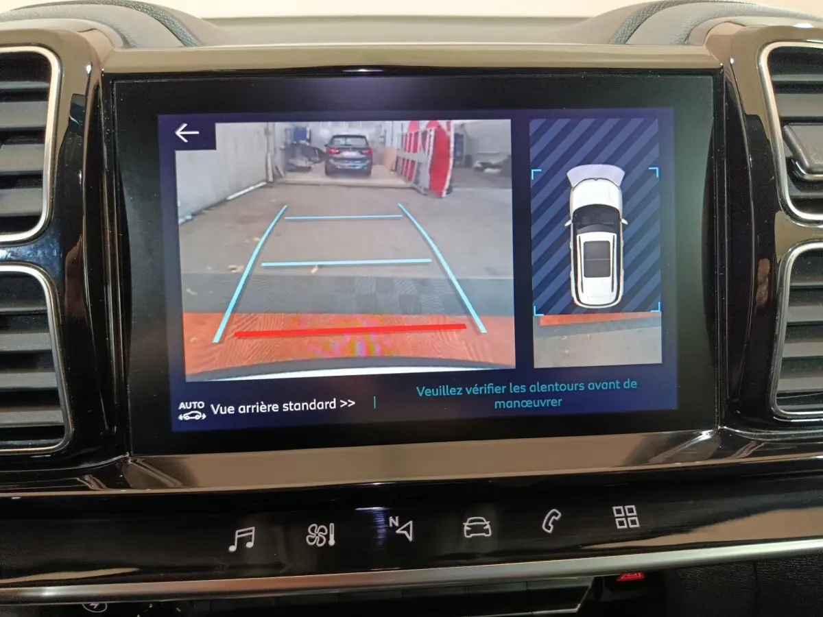 Écran tactile central du Citroën C5 Aircross Hybrid blanc montrant la caméra de recul et l'aide au stationnement arrière.