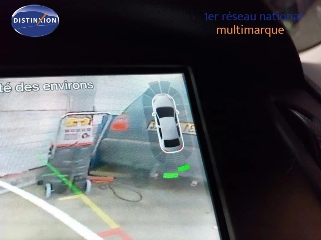 Vue de l'écran intérieur montrant l'aide au stationnement arrière d'une Ford Focus SW bleu foncé.