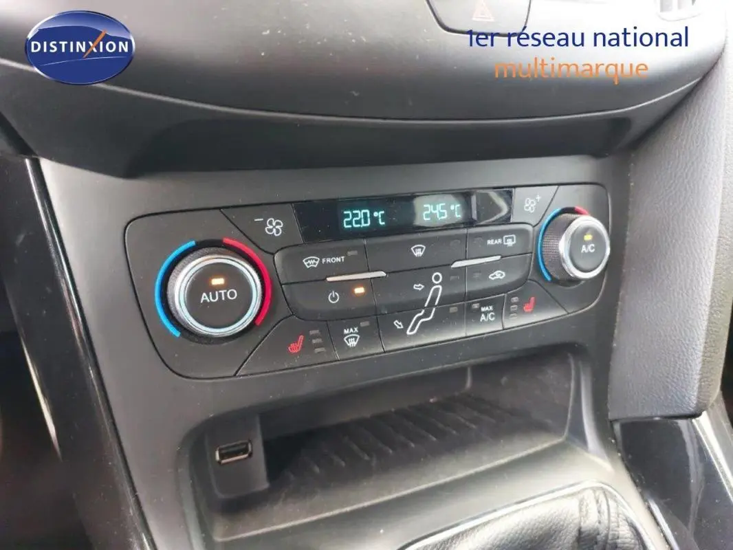 Panneau de climatisation de la Ford Focus SW 2018, avec réglages digitaux et commandes chauffantes visibles.