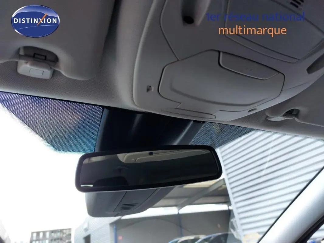 Vue intérieure centrée sur le rétroviseur intérieur electrochrome du Ford Focus SW bleu foncé 2018 Titanium.