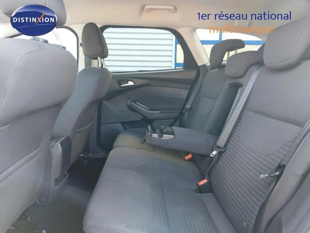 Vue intérieure côté droit des sièges arrière gris foncé d'une Ford Focus SW 2018 avec accoudoir central relevé.