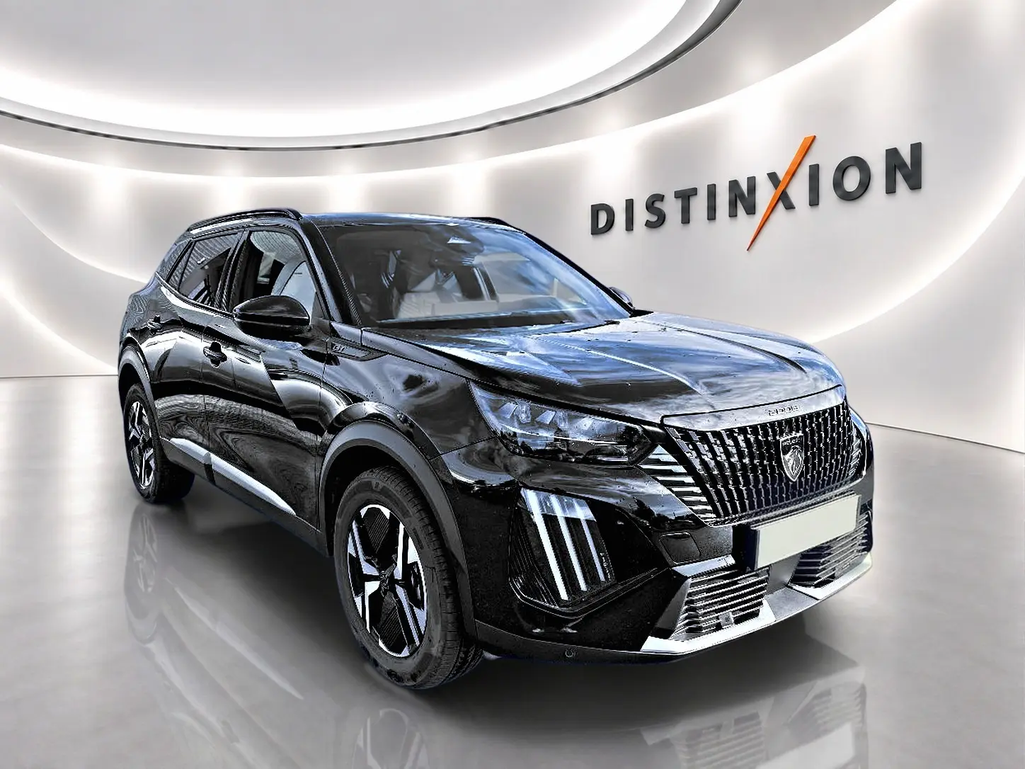 Peugeot 2008 noir en 3/4 avant droit, avec calandre imposante et feux LED verticaux distinctifs.