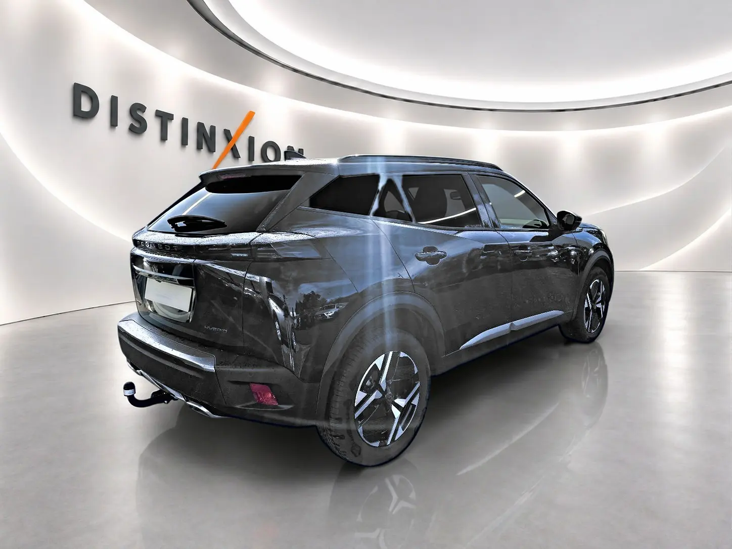 Peugeot 2008 noir en 3/4 arrière droit, avec jantes alu et attelage visible dans un showroom lumineux.