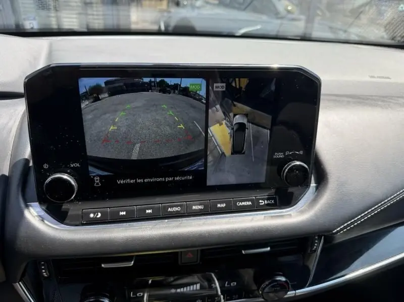 Écran multimédia du Nissan Qashqai 2023 affichant la caméra de recul et la vue 360° intérieure.