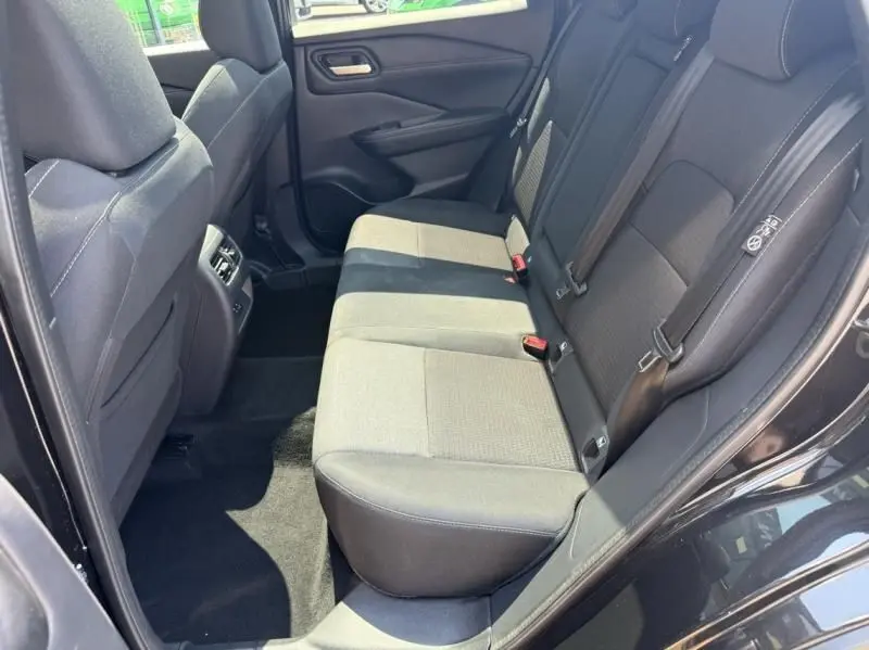 Vue intérieure côté droit sur les sièges arrière gris et noirs du Nissan Qashqai 1.3 Mild Hybrid 2023 noir.