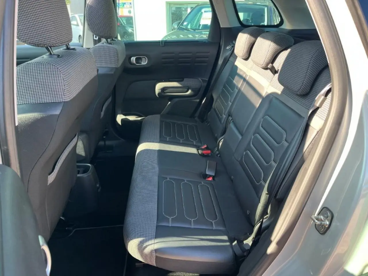 Vue intérieure côté droit des sièges arrière en cuir et tissu gris du Citroën C3 Aircross beige 2019.