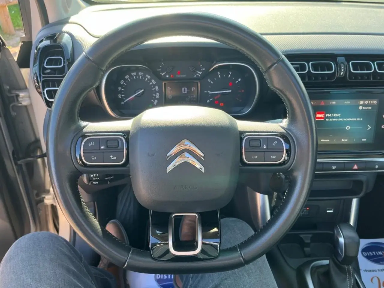 Vue centrée sur le volant cuir de la Citroën C3 Aircross 2019 avec tableau de bord et écran tactile visible.