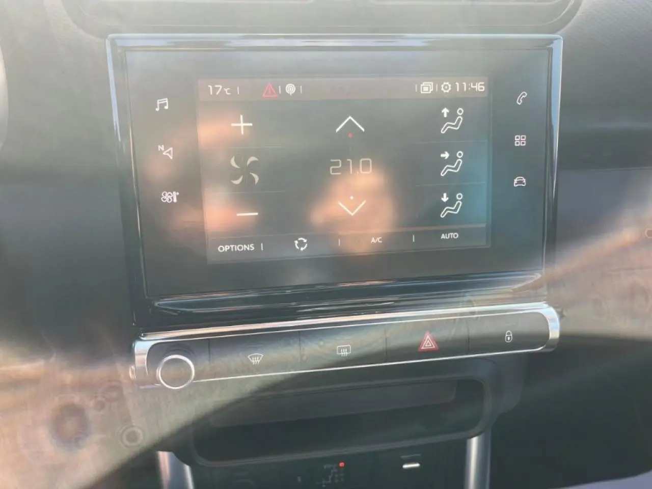 Écran tactile central du tableau de bord du Citroën C3 Aircross beige, affichant la climatisation à 21°C.