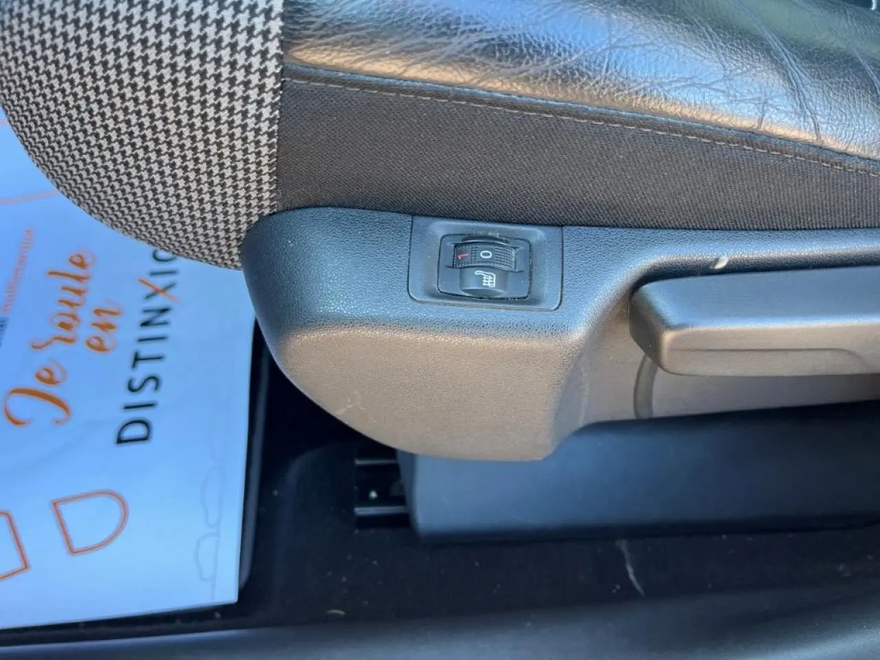 Gros plan sur le réglage du siège chauffant côté gauche avec garnissage mixte cuir et tissu du Citroën C3 Aircross beige.