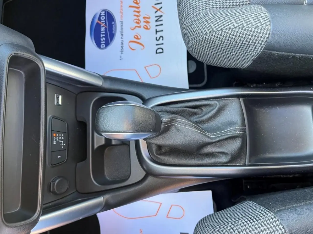 Le levier de vitesse automatique noir et argenté de la Citroën C3 Aircross 2019, vu de dessus entre les sièges avant.