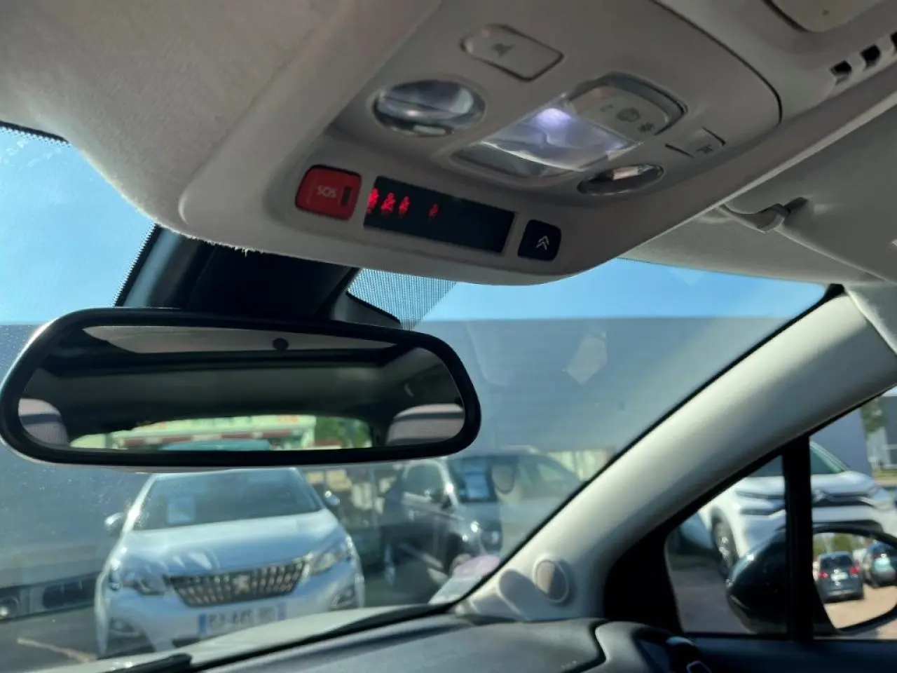 Vue intérieure du toit ouvrant panoramique et du rétroviseur central du Citroën C3 Aircross beige 2019 Shine.