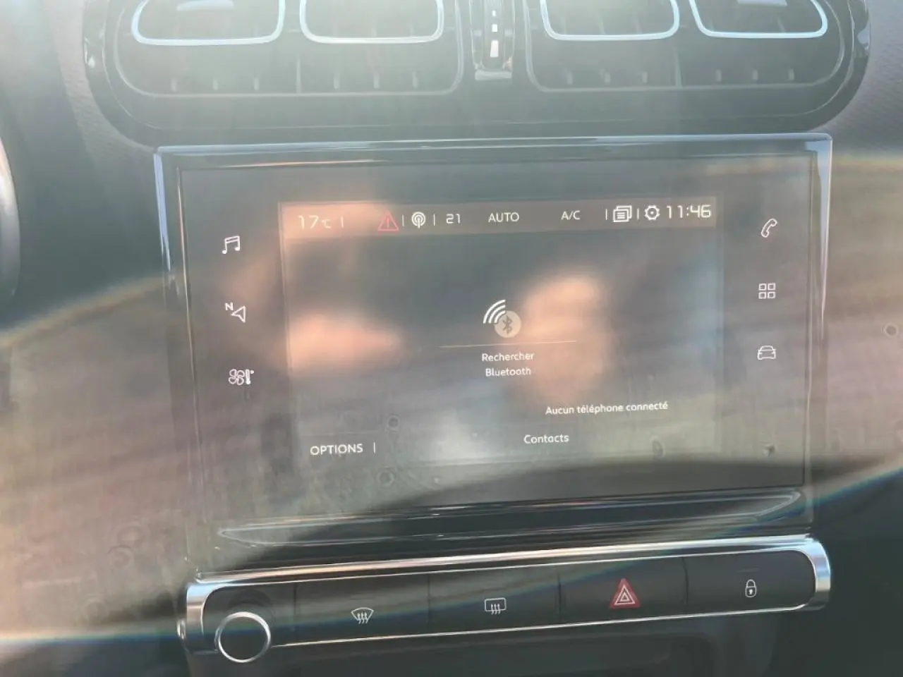 Écran tactile central du tableau de bord de la Citroën C3 Aircross 2019 avec commandes climatisation et navigation.