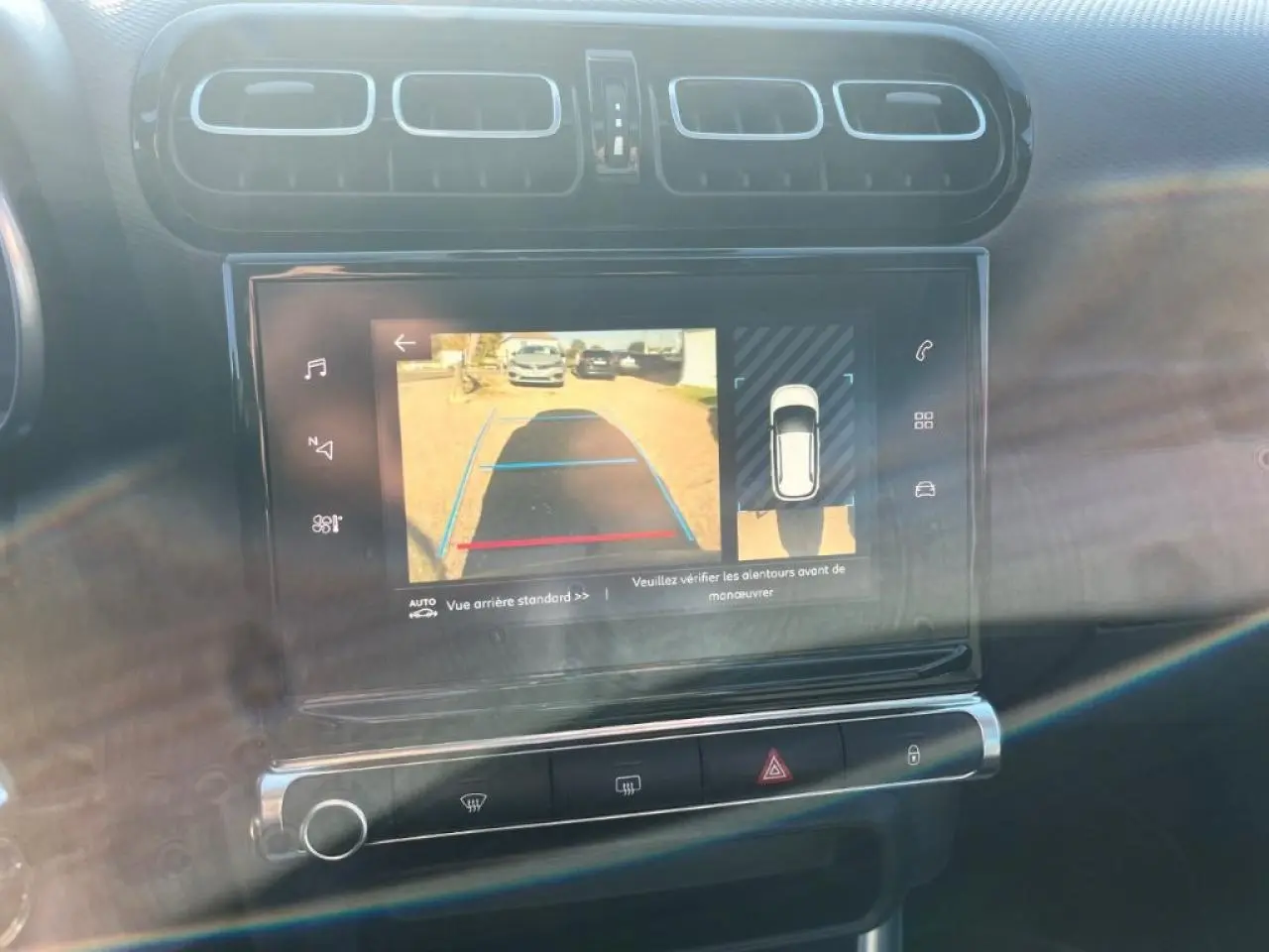 Écran tactile intérieur de la Citroën C3 Aircross 2019 montrant la caméra de recul avec vue arrière standard.