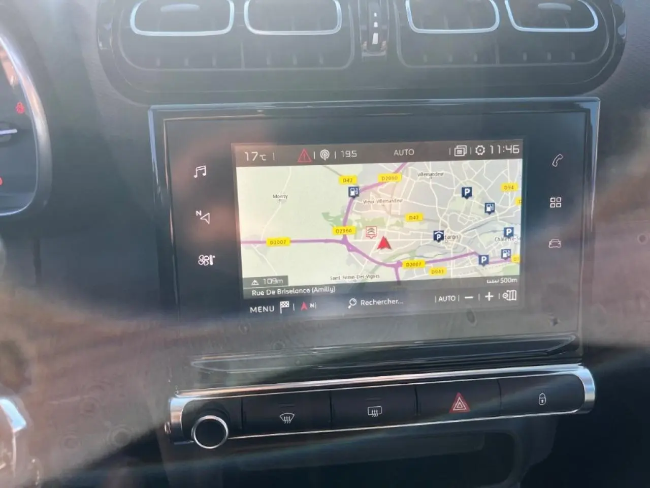 Gros plan sur l'écran tactile du système de navigation de la Citroën C3 Aircross 2019, intérieur noir.