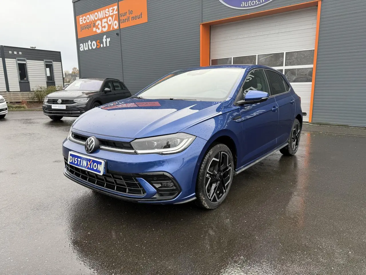 Volkswagen Polo 2025 bleu récif métallisé vue 3/4 avant avec jantes alliage noires et calandre R-Line