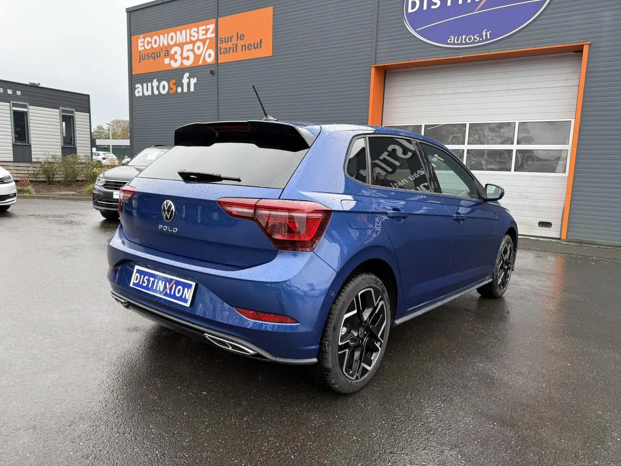 Volkswagen Polo bleu récif métallisé vue 3/4 arrière droit, jantes alliage noires et vitres teintées.