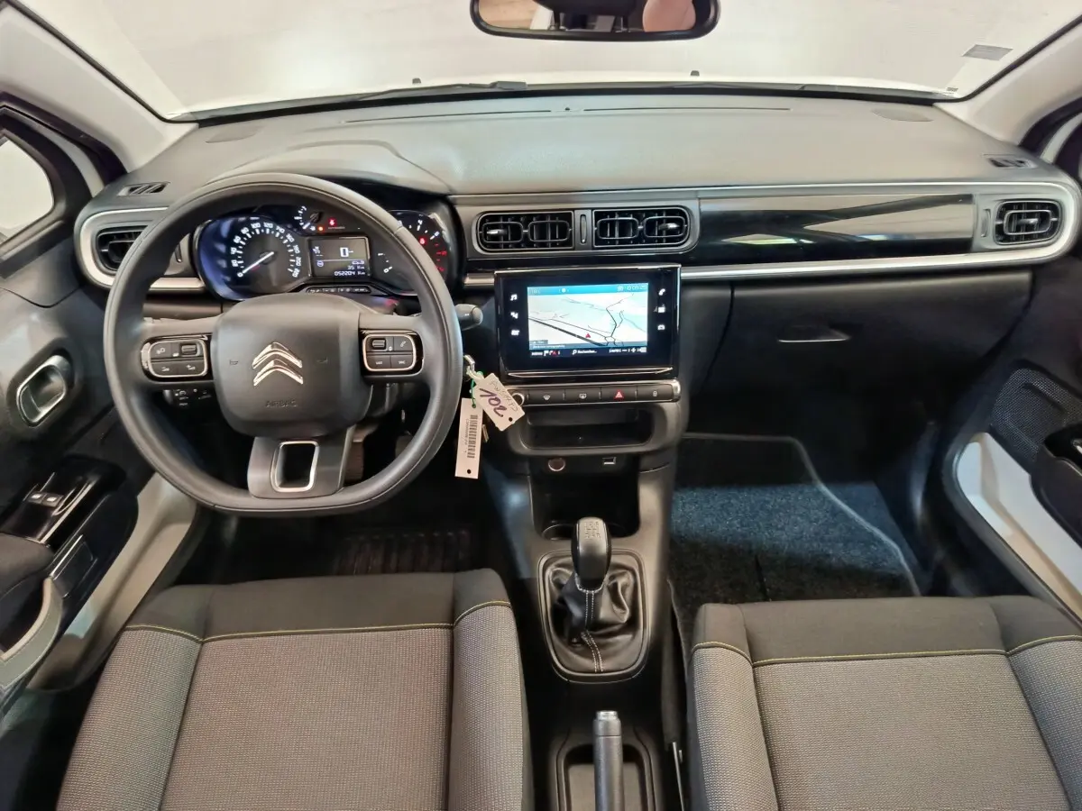 Vue intérieure avant du tableau de bord de la Citroën C3 2020 avec écran tactile et volant multifonctions noir.