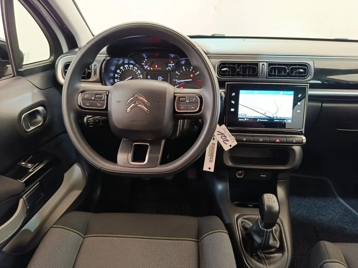 Intérieur Citroën C3 vue de face sur le volant, tableau de bord noir avec écran tactile de navigation.
