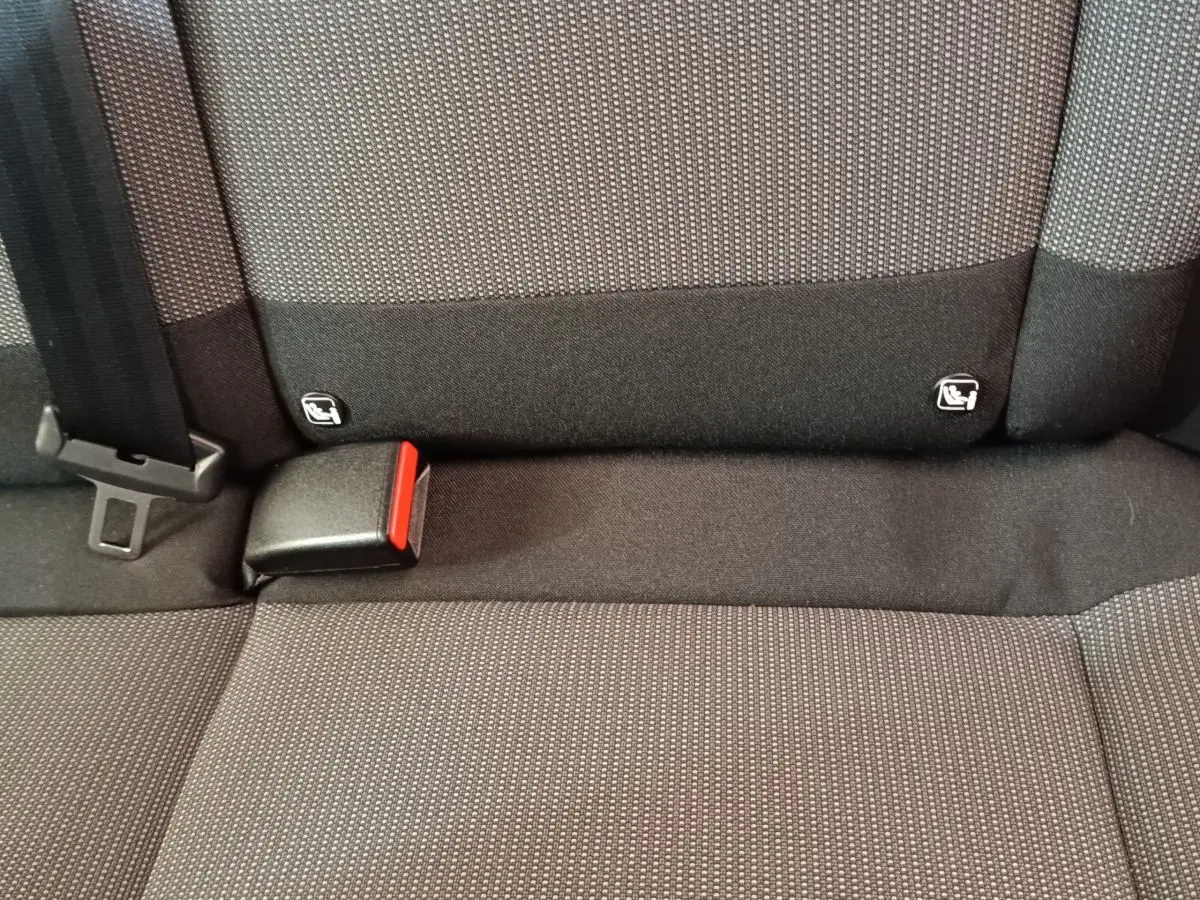 Gros plan sur la banquette arrière grise du Citroën C3 avec ceintures et fixations Isofix visibles.