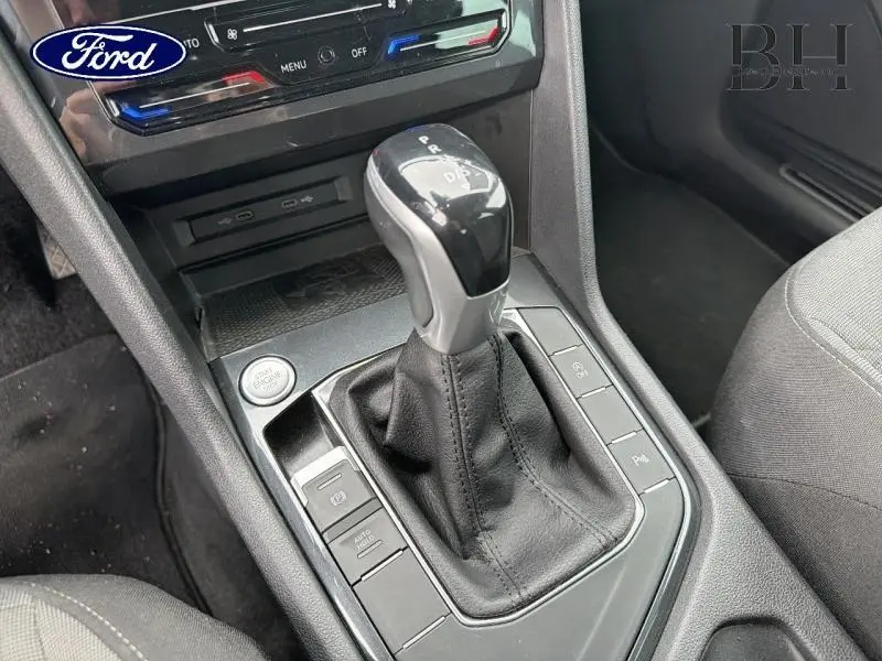 Gros plan sur la console centrale du Volkswagen Tiguan 1.5 TSI 2021 avec levier de boîte auto et finition tissu anthracite.