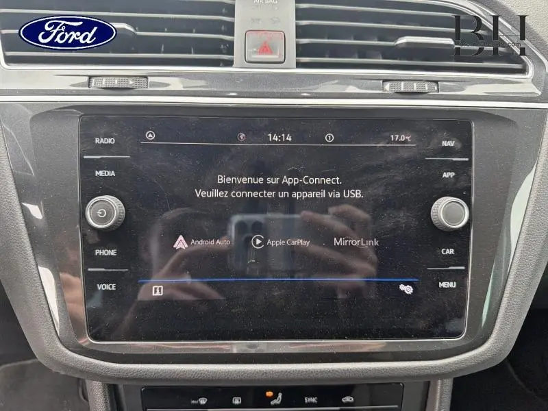 Écran tactile central d'infodivertissement d'un Volkswagen Tiguan gris Dauphin, vue de face en gros plan.