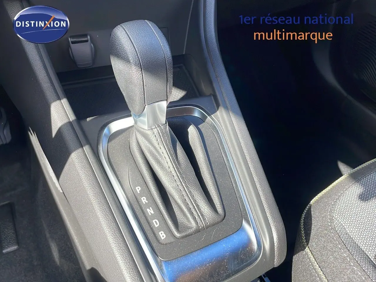 Le levier de vitesses automatique en cuir noir du Renault Captur 2025, version hybride, vu en gros plan intérieur.