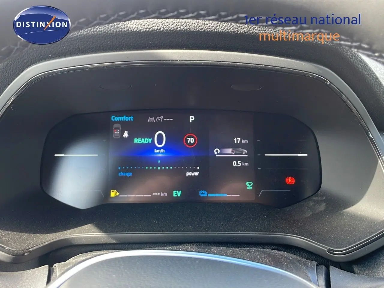 Tableau de bord numérique du Renault Captur 2025, affichage de la vitesse et mode hybride en vue frontale.