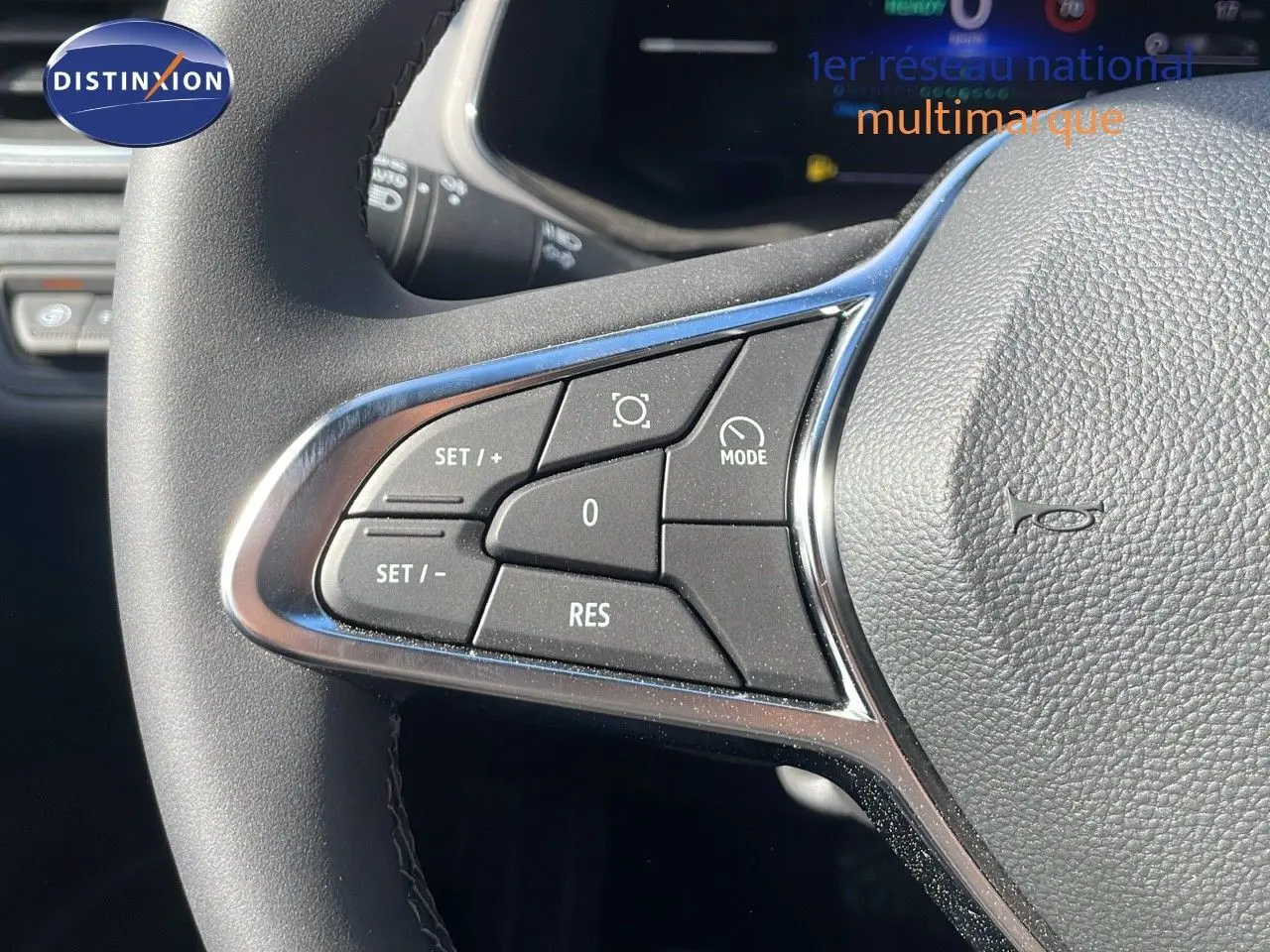 Gros plan sur les commandes au volant côté gauche du Renault Captur 2025, finition noire étoile métal avec inserts chromés.