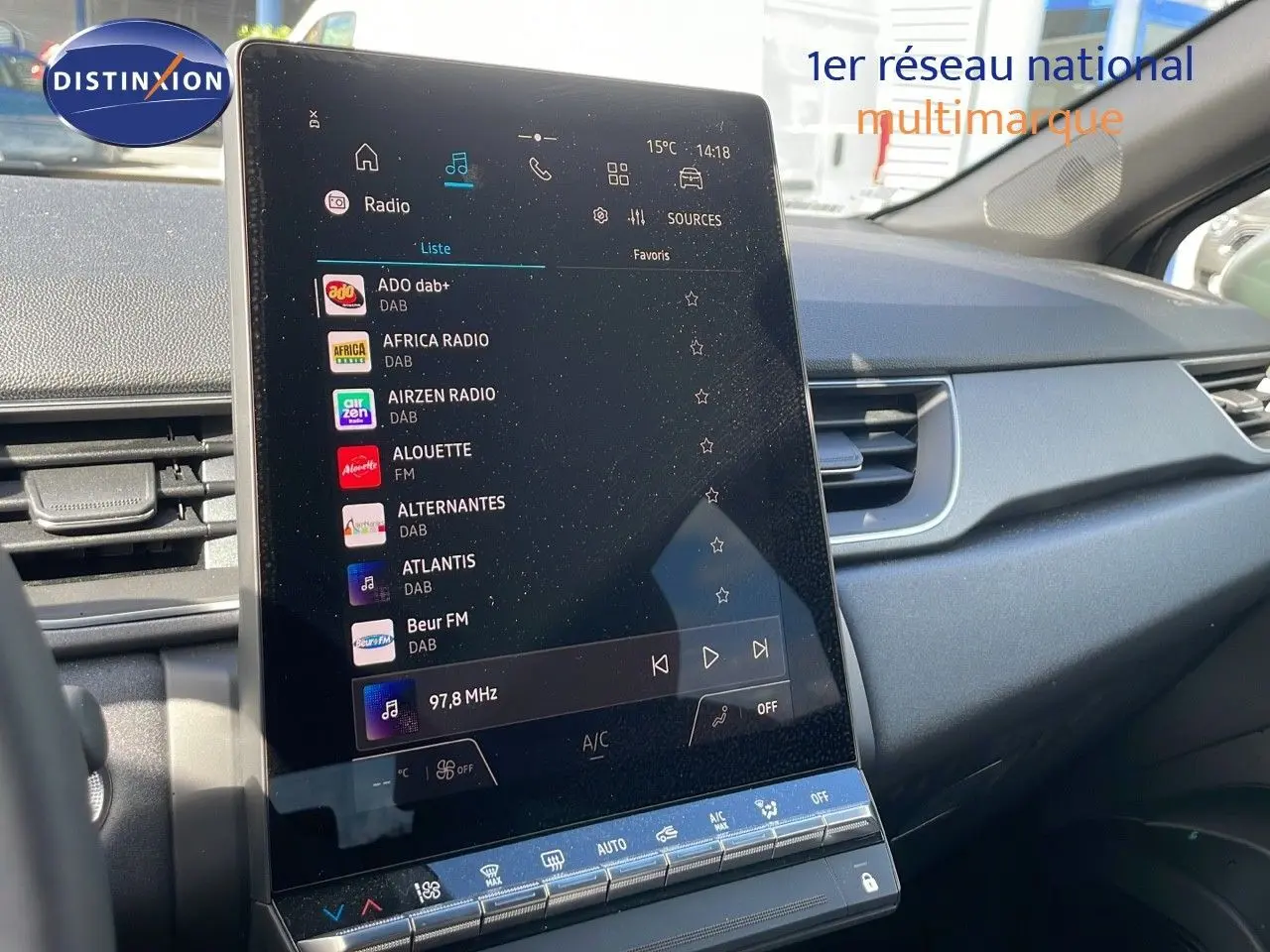 Vue intérieure du tableau de bord du Renault Captur 2025, écran tactile central affichant les stations radio.