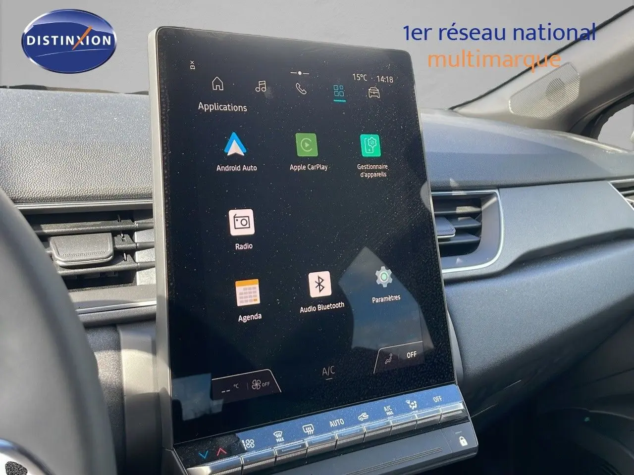 Intérieur du Renault Captur 2025, vue de la console centrale avec grand écran tactile et commandes climatisation.