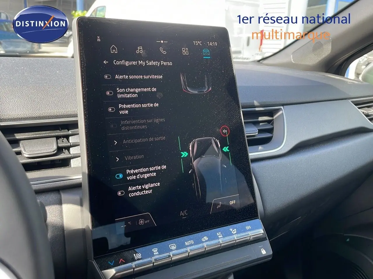 Vue intérieure centrée sur l'écran tactile du tableau de bord du Renault Captur 2025, affichant les aides à la conduite.