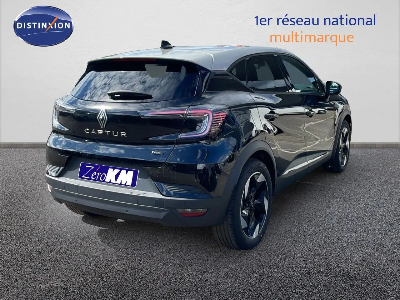 Vue 3/4 arrière droite d’un Renault Captur noir étoile métal avec toit gris, mettant en valeur ses feux LED et ses jantes biton.