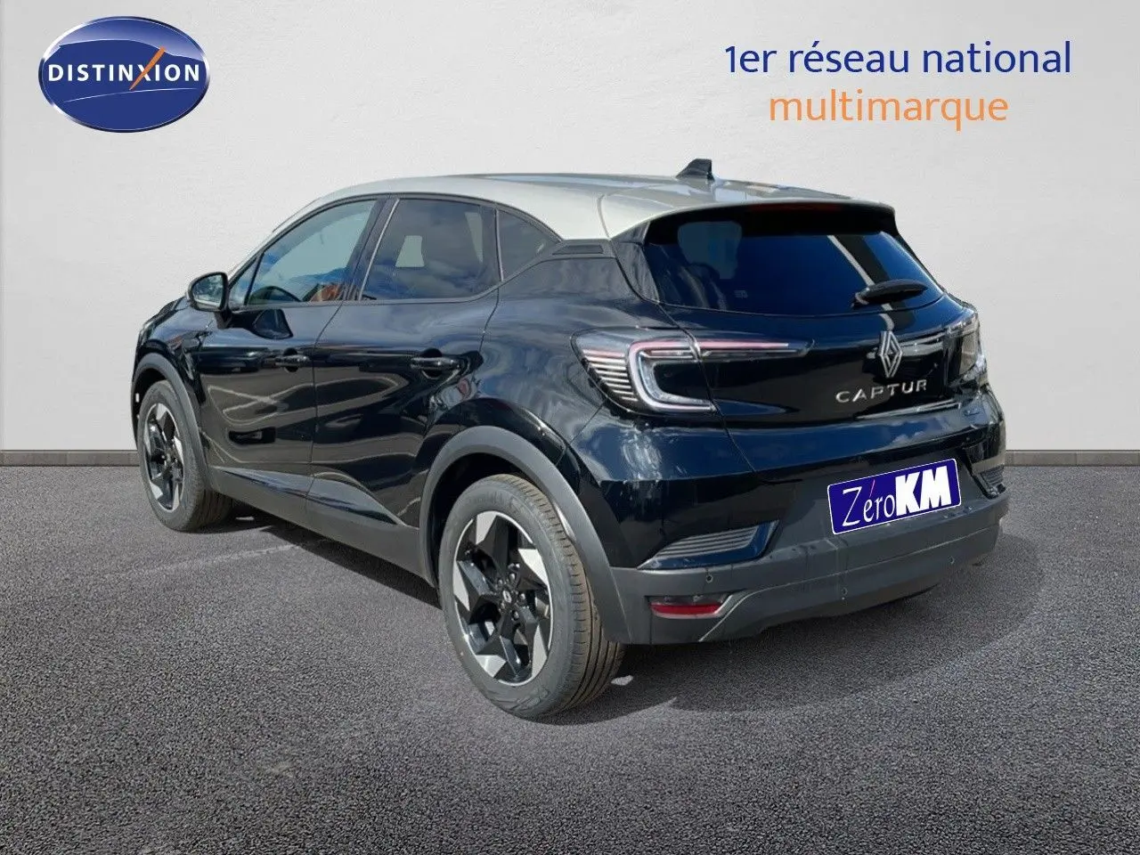 Vue 3/4 arrière droite du Renault Captur noir étoile métal avec toit gris, mettant en valeur ses feux LED et jantes biton.