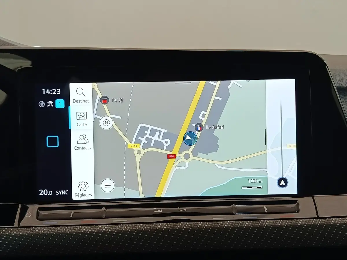 Écran tactile 10 pouces du système de navigation 3D de la Volkswagen Golf 1.5 eTSI R-Line noir, vue intérieure.
