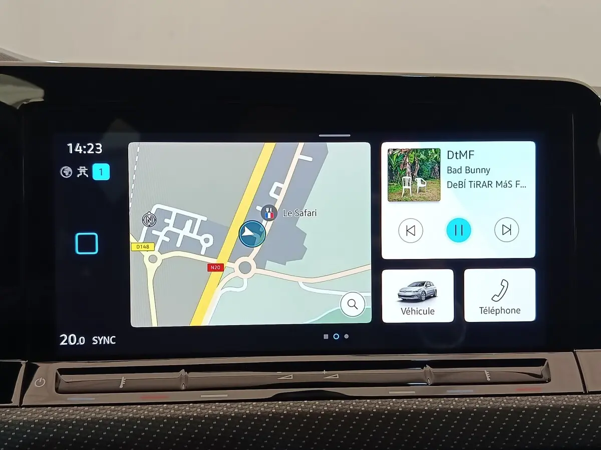 Écran tactile central de la Volkswagen Golf 1.5 eTSI R-Line 2021 affichant navigation 3D et interface multimédia.