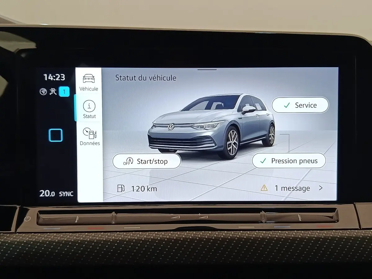 Écran tactile intérieur affichant une Volkswagen Golf grise en 3/4 avant avec options de service et pression pneus.
