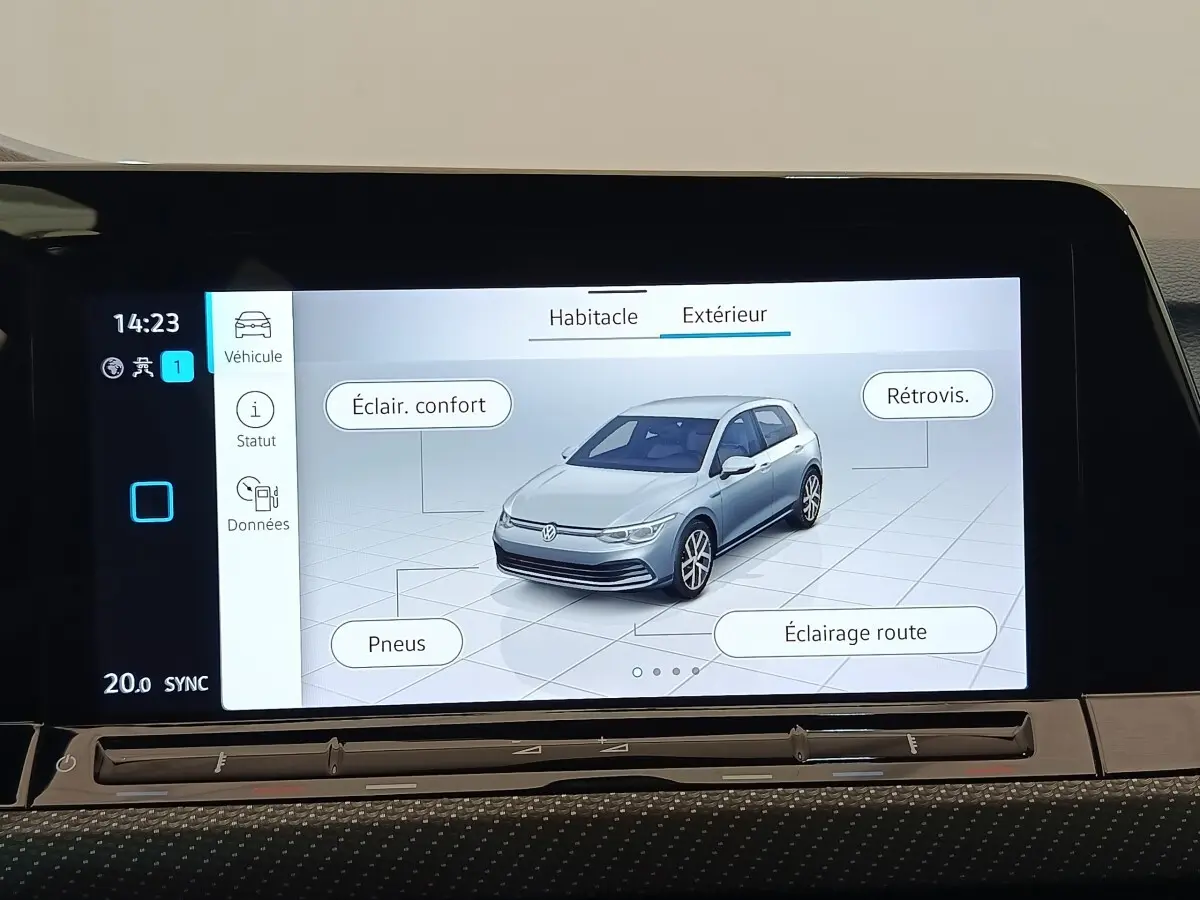 Écran tactile montrant une Volkswagen Golf grise en vue 3/4 avant avec options d'éclairage et pneus.